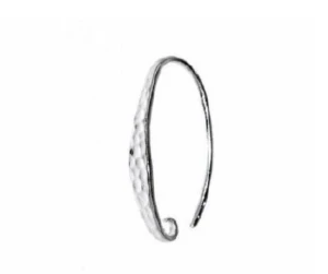 Kolczyk z haczykiem i ogniwem w całości wykonanym w technice mikrofuzji