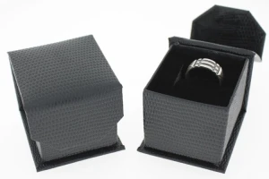 Black snake box 5 x 4.5 x 4 cm