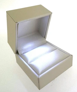 Opakowanie z ekoskóry z oświetleniem LED na pierścionek